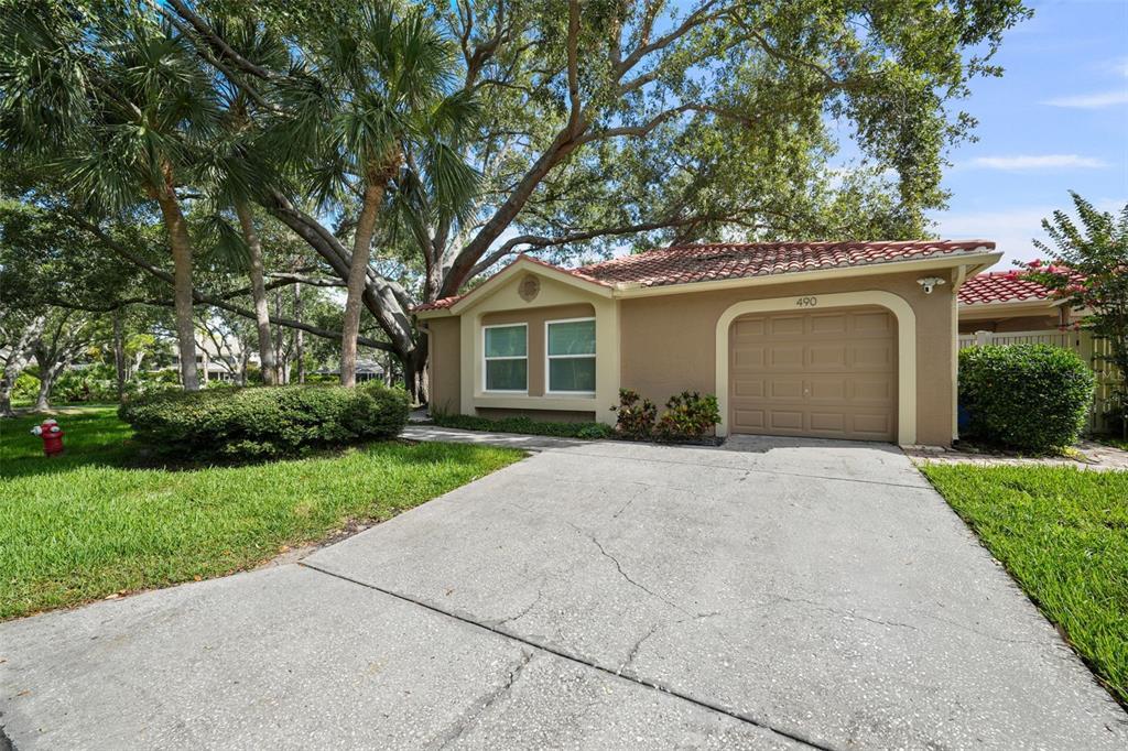 490 St Tropez Cir NE in St. Petersburg, FL - Building Photo