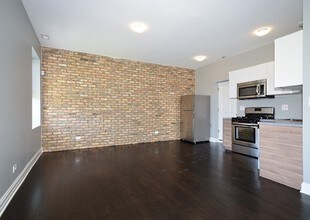 2843 N Milwaukee Ave in Chicago, IL - Building Photo - Interior Photo