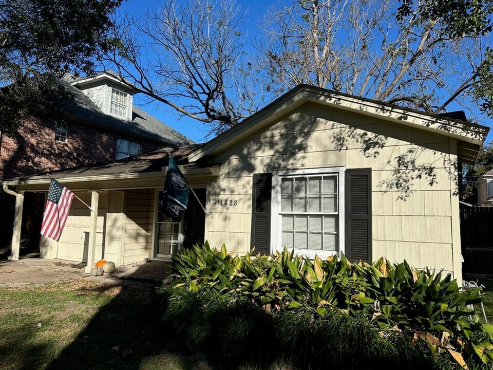 4428 Phil St in Bellaire, TX - Building Photo