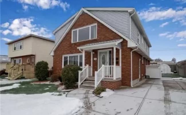 33 Rosemead Ln, Unit UPPER