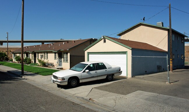 4549 E Clay Ave in Fresno, CA - Foto de edificio - Building Photo