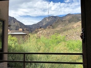 6655 N Canyon Crest Dr in Tucson, AZ - Building Photo - Building Photo