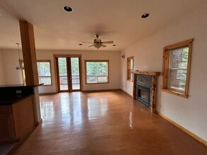 1513 Crystal Air Dr in South Lake Tahoe, CA - Building Photo - Building Photo