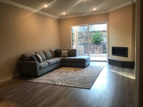 201 N Reese Pl, Unit 102 in Burbank, CA - Foto de edificio - Building Photo