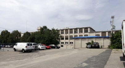 669 Elmwood Ave in Providence, RI - Foto de edificio - Building Photo