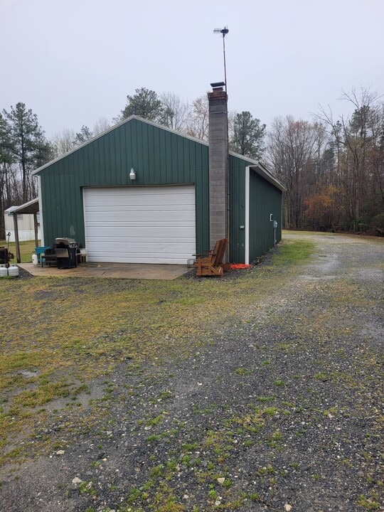 216 Mozingo Rd in Warsaw, VA - Foto de edificio