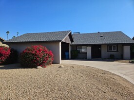 12425 North 25th Pl in Phoenix, AZ - Foto de edificio - Building Photo