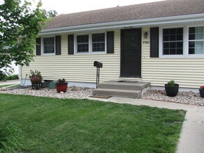 7701 Grover St in Omaha, NE - Foto de edificio - Building Photo