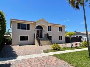 1371 Woodcrest Rd W in West Palm Beach, FL - Building Photo - Building Photo