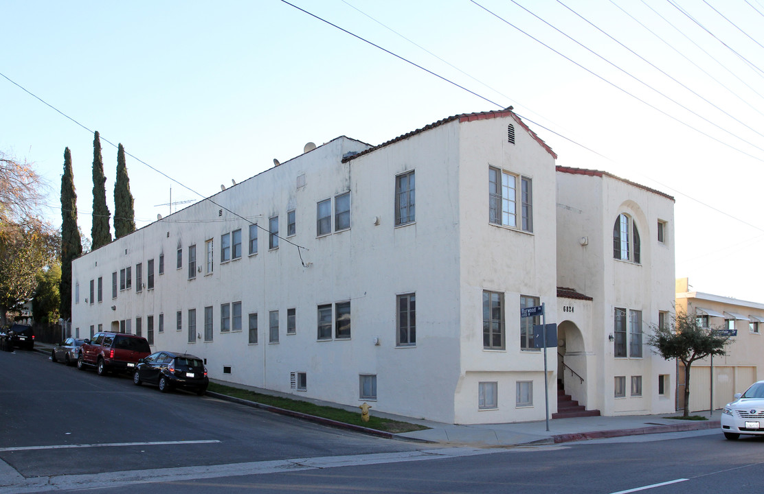 6824 N Figueroa St in Los Angeles, CA - Foto de edificio