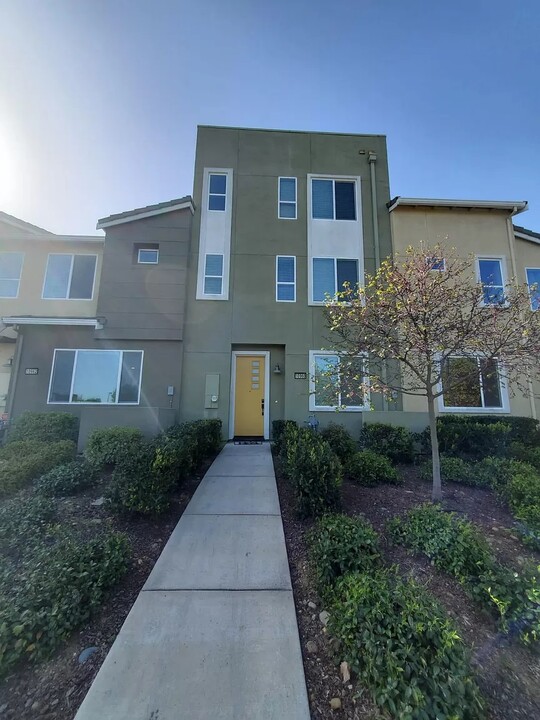 10960 International Dr in Rancho Cordova, CA - Building Photo