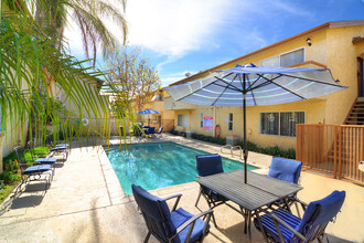 Las Flores Apartments in Santa Clarita, CA - Building Photo - Building Photo