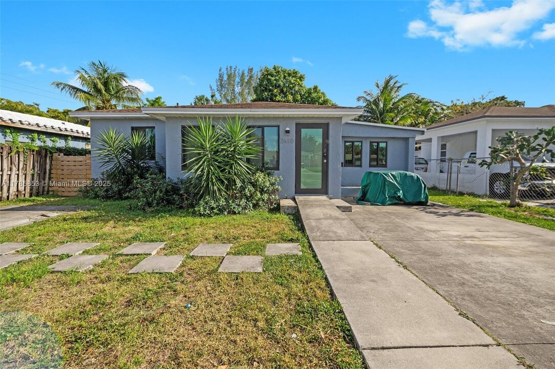 2410 Jackson St in Hollywood, FL - Building Photo
