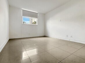 1913 S Ocean Dr, Unit 106 in Hallandale Beach, FL - Building Photo - Building Photo