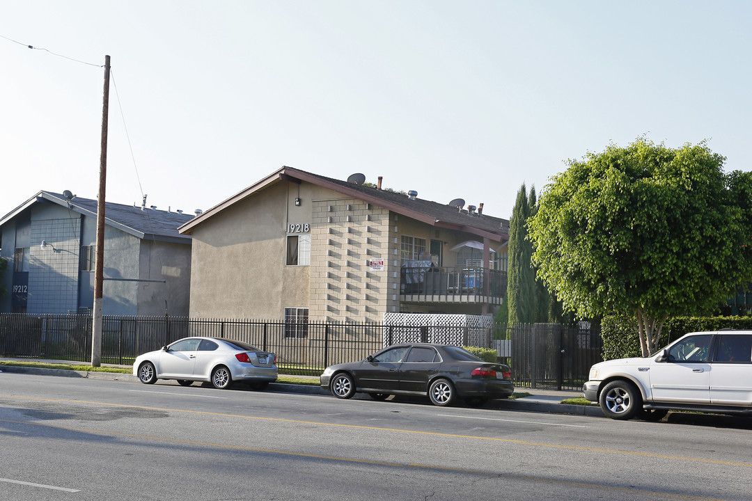 19218 Parthenia St in Northridge, CA - Foto de edificio