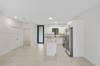 4309 E 8th Ct in Hialeah, FL - Building Photo - Building Photo