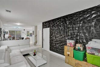 10265 NW 72nd Terrace in Doral, FL - Building Photo - Building Photo