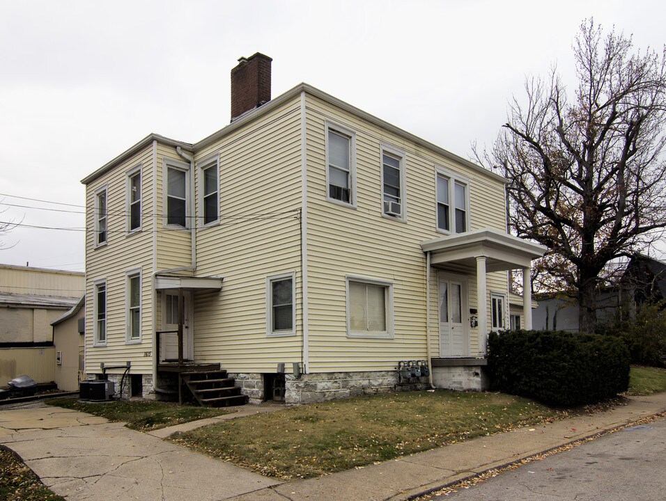 1615 Grinstead Dr in Louisville, KY - Foto de edificio