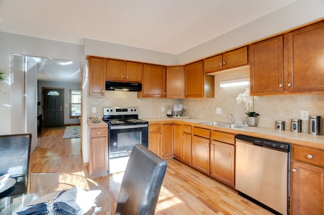 821 Weeks Ave SE in Minneapolis, MN - Building Photo - Building Photo