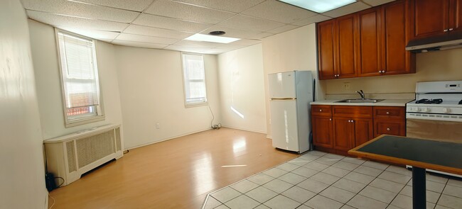 1025 S 8th St, Unit 2FL in Philadelphia, PA - Building Photo - Building Photo