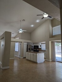 10613 Galway Bay Dr in Bakersfield, CA - Building Photo - Building Photo