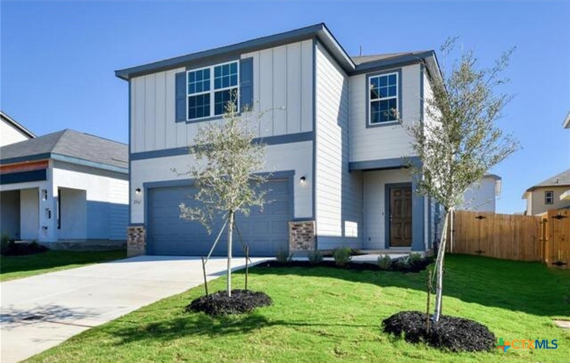 2561 Ayers Dr in Seguin, TX - Foto de edificio