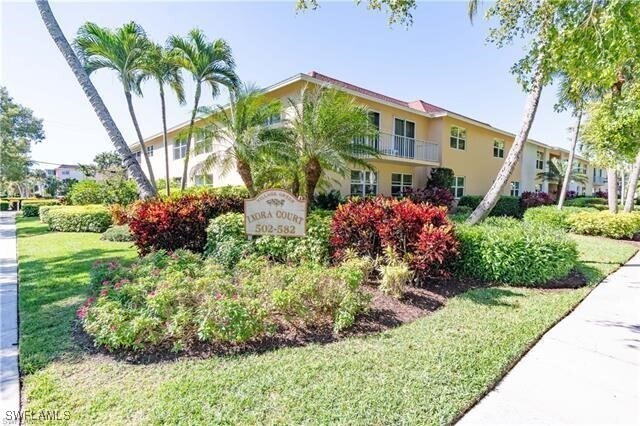 578 Broad Ave S in Naples, FL - Building Photo