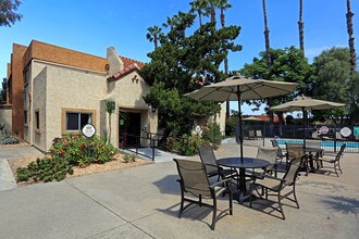 Comanche Hills in La Mesa, CA - Foto de edificio - Building Photo