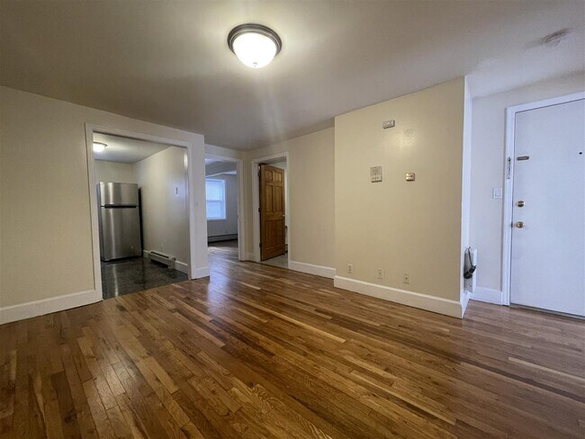 204 Christopher Columbus Dr in Jersey City, NJ - Building Photo - Building Photo