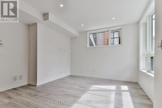 16 Lytham Grn Cir in Newmarket, ON - Building Photo - Building Photo