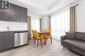 18 Lytham Grn Cir in Newmarket, ON - Building Photo - Building Photo