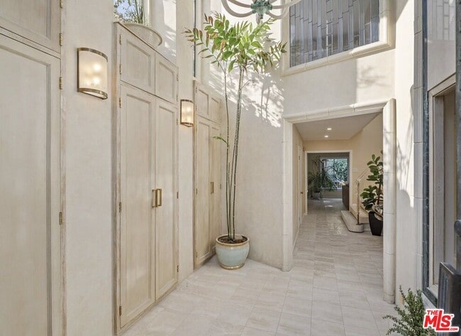 9213 Warbler Way in Los Angeles, CA - Building Photo - Building Photo