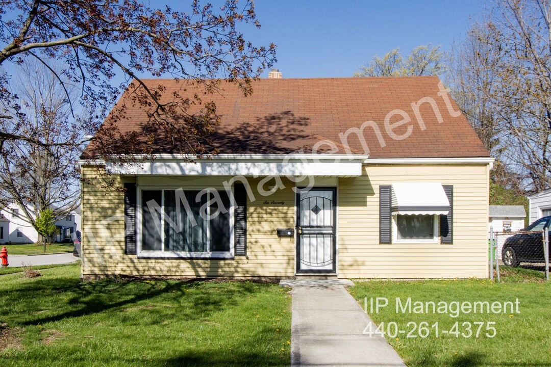 670 E 266th St in Euclid, OH - Building Photo
