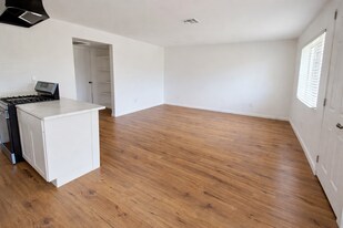 321 W Orange Ave in El Centro, CA - Building Photo