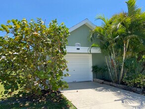 1781 SE Linpark Ct in Port St. Lucie, FL - Foto de edificio - Building Photo