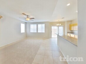 2907 Extravagant Ave in North Las Vegas, NV - Foto de edificio - Building Photo