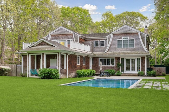 201 Roses Grove Rd in Water Mill, NY - Foto de edificio - Building Photo