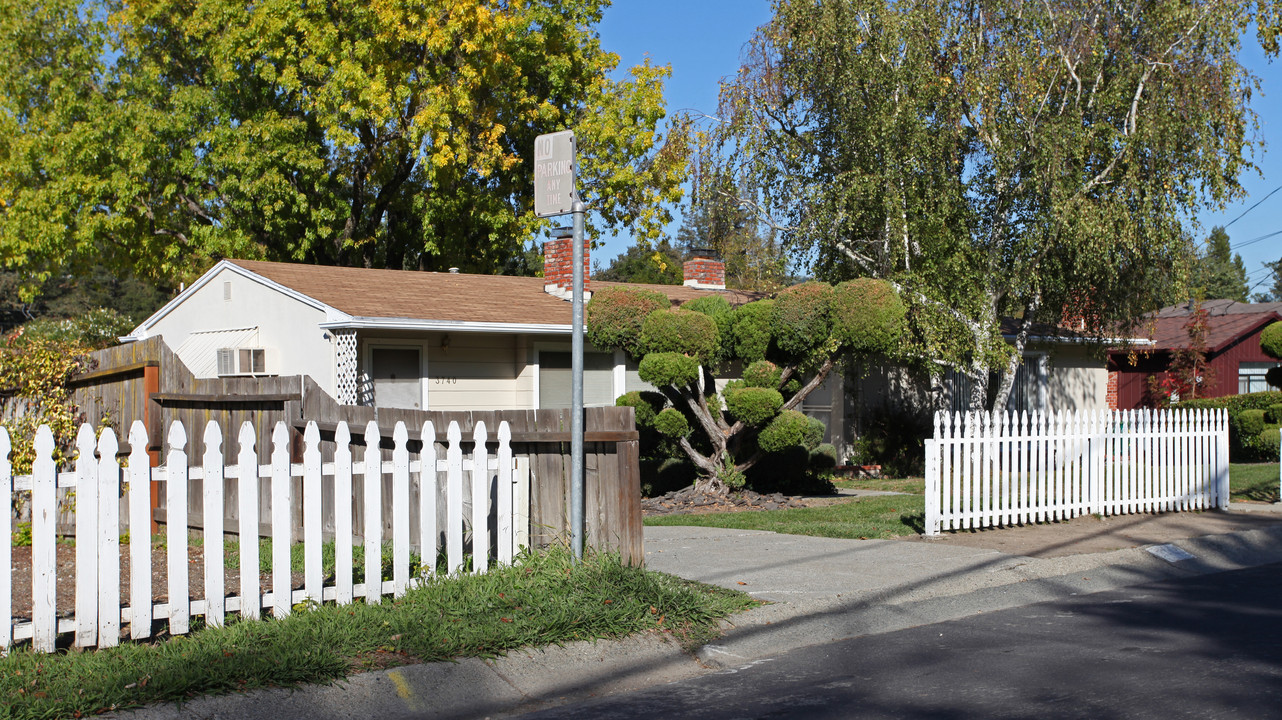 3738-3740 Sundale Rd in Lafayette, CA - Building Photo