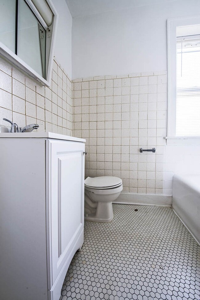 102 S 17th Ave Maywood, IL 60153 in Maywood, IL - Building Photo - Building Photo