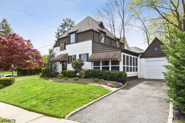 869 Ridgewood Rd in Millburn, NJ - Building Photo - Building Photo