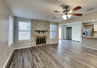 2048 Feather Ln in Lewisville, TX - Foto de edificio - Building Photo