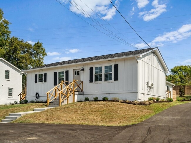 2128 Sharondale Dr in Nashville, TN - Building Photo - Building Photo