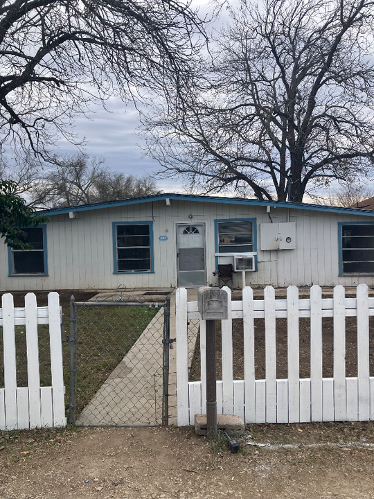 1907 15th St in Hondo, TX - Building Photo