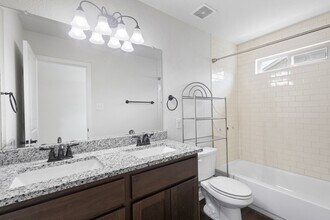 10303 Candlewood Wy in San Antonio, TX - Foto de edificio - Building Photo