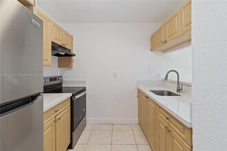 1095 W 77th St in Hialeah, FL - Building Photo - Building Photo