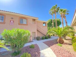 1050 E Cactus Ave in Las Vegas, NV - Foto de edificio - Building Photo