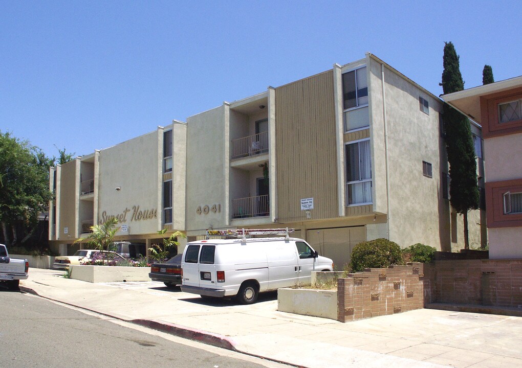 Sunset House in San Diego, CA - Building Photo