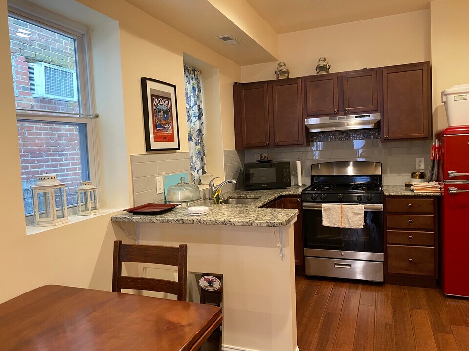 43 W Maplewood Mall, Unit 1 in Philadelphia, PA - Building Photo