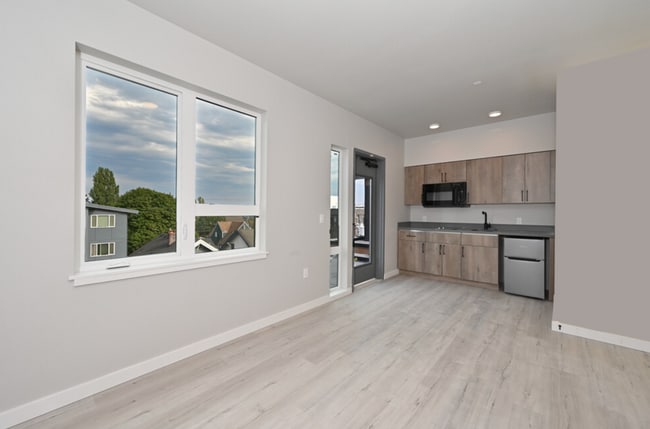 Clara Apartments in Seattle, WA - Building Photo - Building Photo