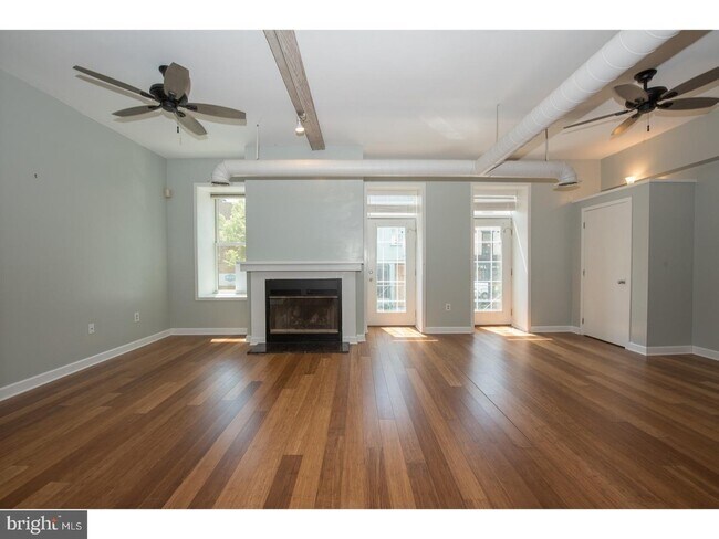 2311 South St, Unit 203 in Philadelphia, PA - Foto de edificio - Building Photo